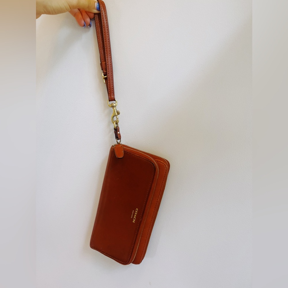 Coach Wallet ! Gently used! Will deep clean !!